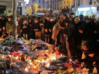 Multitud congregada en París en homenaje a los fallecidos