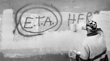 Borrando una pintada a favor de ETA