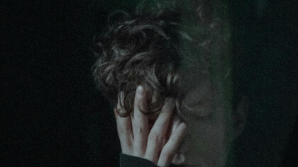 A melancolia tem sido um tema recorrente na literatura ao longo dos séculos. Desde as reflexões filosóficas da Antiguidade até as obras de Machado de Assis e Carla Madeira, o sentimento se entrelaça com as complexidades da existência humana e as nuances emocionais