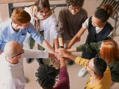 Equipe diversa em empresa. Praticar empatia corporativa alinhada à diversidade e inclusão significa entender e respeitar as diferenças das pessoas colaboradoras e criar um ambiente onde todos se sintam valorizados e incluídos