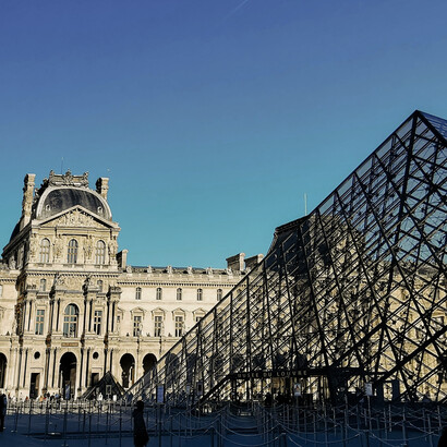 Pirâmide de vidro do Musée du Louvre em Paris, França