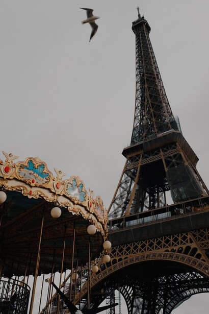 Um carrossel próximo à Torre Eiffel para lembrar que a diversão percorre toda a cidade luz, na França