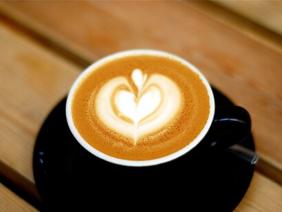 Corazón de leche sobre un café