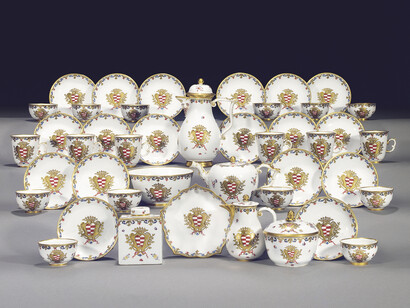 Meissen, Servizio d’Azeglio (43 elementi). Il servizio da tè, caffè e cioccolata con stemma dei Taparelli fu realizzato a Meissen intorno al 1735-1740 per l'abate Carlo Francesco Taparelli, conte di Lagnasco, ministro plenipotenziario del re di Polonia Augusto III presso la corte papale a Roma. Il nipote di Carlo Francesco, Carlo Roberto Taparelli d'Azeglio, ereditò nel 1779 le porcellane dello zio, che furono trasferite a Torino, nella casa di famiglia. Una tazzina compare in una Natura morta dipinta da Massimo d'Azeglio del 1843. Testimonianza del passato illustre della casata, il servizio fu gelosamente conservato e, fatto eccezionale, è rimasto integro fino ai giorni nostri. Disperso sul mercato antiquario, è stato acquistato nel 2013 da Palazzo Madama a Londra, grazie al sostegno di più di 1500 donatori.