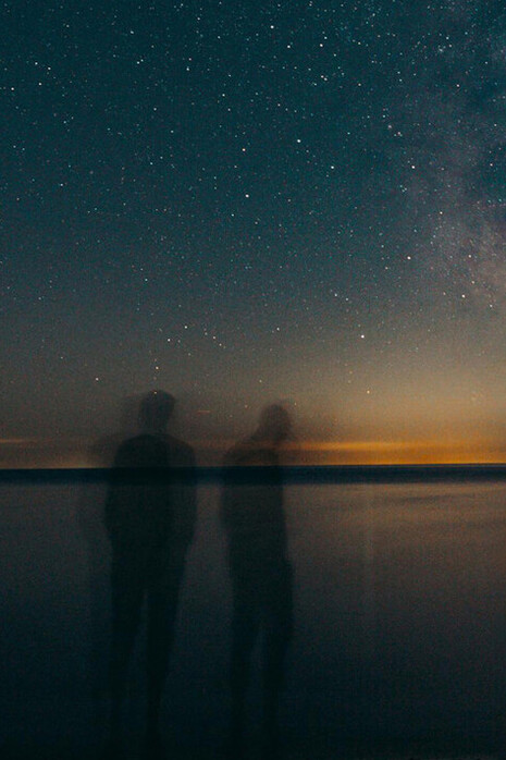 Cuando el “pequeño yo” emerge, las estrellas no solo iluminan la noche, sino que expanden nuestra conciencia hacia una pertenencia más amplia y compartida