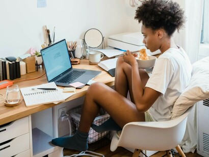 Agindo assim você melhora muito a criatividade, faz o cérebro sair da sua zona de conforto e pensar um pouquinho mais para realizar uma atividade banal, ativando outras áreas dele que ficam adormecidas quando fazemos sempre do mesmo jeito. Ele precisa de ação para se desenvolver, vai nessa, deixe de ser previsível! Há muita coisa para se fazer na vida, não somos robôs, estes são programados para fazer sempre a mesma coisa, do mesmo jeito, nós não devemos nos programar, temos a capacidade de pensar e devemos usar essa capacidade para buscar a liberdade!