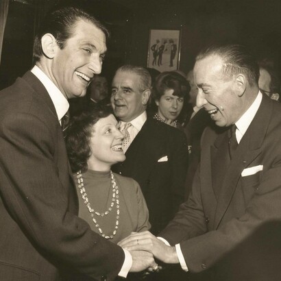 Félix Marten, Édith Piaf, Pierre Bourgeois. Sullo sfondo, Bruno Coquatrix, proprietario dell'Olympia. Parigi, 5 febbraio 1958 