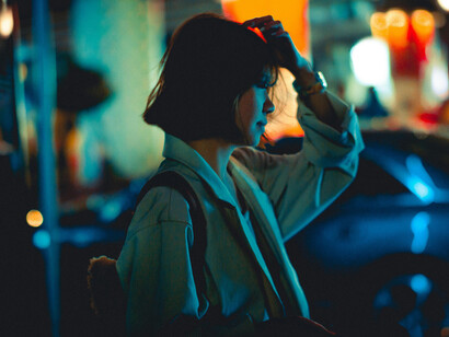 Esta muchacha “S” estaba yendo a documentar un encuentro que en su momento le parecía importante, pero que ahora no tiene sentido porque ¿dónde dejó la cámara? ¿Qué es “cámara”?