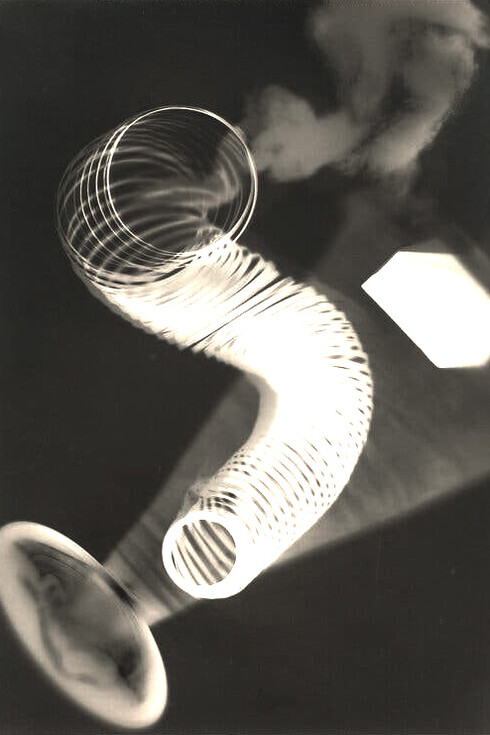 Man Ray, Radiografía, 1922. Impresión en gelatina de plata. Man Ray. Creada sin cámara. Museo Metropolitano de Arte, Nueva York. Fotocomposición: AKEZ