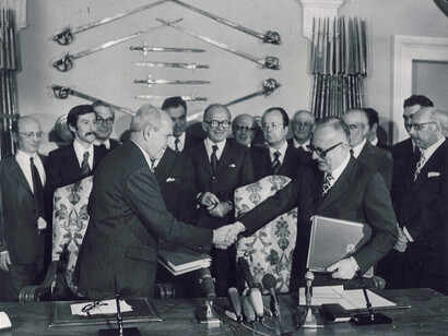 Mariano Rumor e Miloš Minić firmano il Trattato di Osimo (10 Novembre 1975)