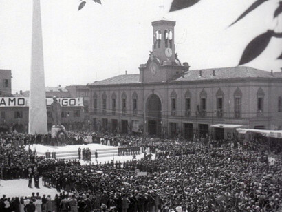La piazza di Lugo con il monumento a Francesaco Baracca