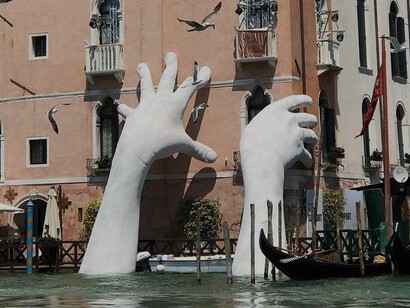 Escultura Mãos Gigantes do Grande Canal de Veneza, na Itália