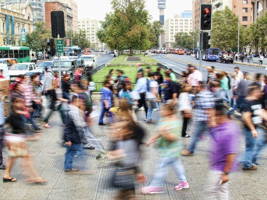 Vivere in città significa condividere ogni giorno spazi, servizi e responsabilità con migliaia di altre persone