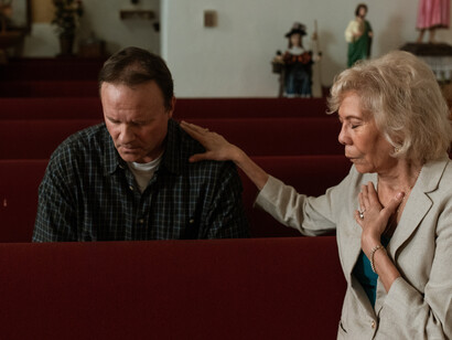 Esposa ora por marido que enfrentará um procedimendo médico delicado