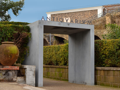 Il grande portale realizzato in pietra lavica conduce il visitatore all'interno del museo, foto Mina Grasso, courtesy Cor Aquitectos