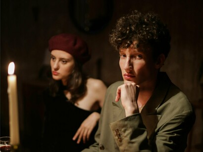 Casal parisiense em restaurante. Minha vida, dali pra frente, não seria a mesma, fui contagiada com aquele ambiente, em cada lugar que passava me imaginava morando ali, via meu escritório, meu espaço em cada janelinha que tinha à luz de um abajur, de uma vela ou de uma linda luminária ao canto da sala. Nossa vida muda quando conhecemos Paris porque a cidade desperta algo que talvez estivesse adormecido dentro da gente: a capacidade de se encantar. Paris não é só um lugar, Paris é  uma sensação. É sentir o perfume do café, viver, caminhar e sentir que em cada esquina há uma história e que ficará para sempre em minha memória