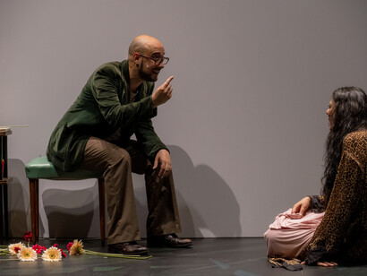 In “Favola” i due attori, Georgia Cerruti e Davide Giglio, ripercorrono i racconti di ciò che li ha segnati, tra il reale e il rimosso, tra il sonno e la veglia © Franco Rabino