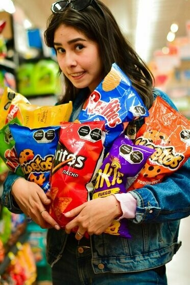 Essas duas partes da embalagem são as ferramentas mais honestas que temos como consumidores. Não sei se você sabe, mas a lista de ingredientes, por lei, precisa mostrar tudo o que está no produto, em ordem decrescente de quantidade - ou seja, o primeiro ingrediente é o que mais tem ali dentro. Se um pão integral, por exemplo, tem “farinha de trigo enriquecida com ferro e ácido fólico” como primeiro ingrediente e “farinha integral” só lá no final, já sabemos que ele está mais para “pão branco disfarçado” do que para um pão integral de verdade