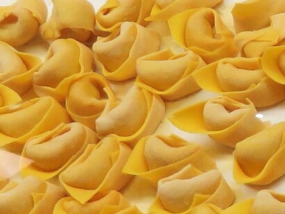 Preparare i cappelletti è un’arte che si tramanda di generazione in generazione, unendo manualità e amore per la cucina 