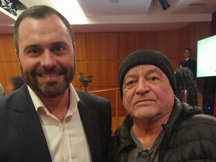 Presidente do Fluminense, Mário Bittencourt, ouve história quando ele, aos 12 anos de idade, frequentou a redação do jornal carioca Tribuna de Imprensa acompanhando sua mães, Ada Regina, que era diagramadora do jornal em que o colunista Adênio era Secretário Gráfico