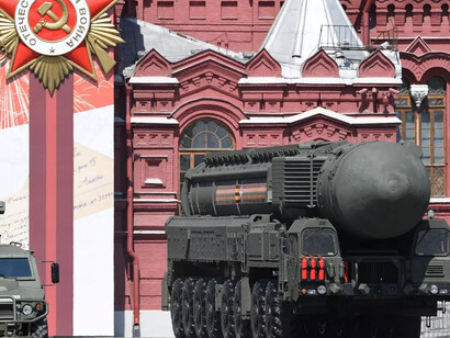 El lanzador de misiles balísticos intercontinentales móviles Yars y un vehículo blindado Tigr-M (Tiger) durante un desfile militar del Día de la Victoria en la Plaza Roja