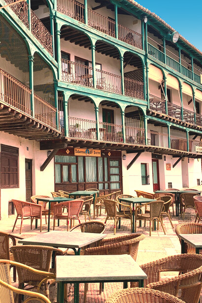 Mesas y edificios en la Plaza Mayor de Chichón, Madrid, España