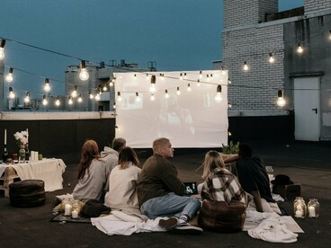 A Avenida São João, por muito tempo, representou o principal polo de salas da capital. No país, as salas ficavam preferencialmente nos centros urbanos, em terrenos valorizados, e atraíam grande público: não era raro encontrar cinemas com capacidade para centenas de pessoas