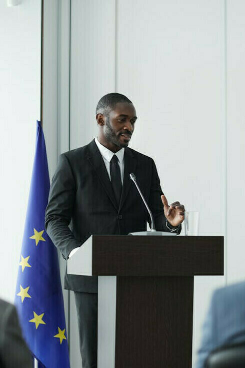 Un hombre en una conferencia de la Unión Europea, reevaluando el papel de la UE en las relaciones internacionales en tiempos turbulentos