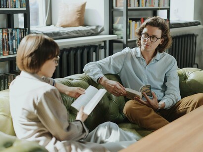 Vivemos numa sociedade embasada em preconceitos de diferentes formas. Preconceitos raciais, de gênero, etários, sociais, econômicas e vários outros. Através dos clubes de leitura, é possível abordar todo o tipo de literatura de uma forma construtiva, criando espaços e oportunidades de troca de experiências positivas sobre determinados preconceitos. A literatura tem essa capacidade e potência de ampliar a visão do mundo e revelar diferentes experiências sobre as relações humanas e sobre a vida