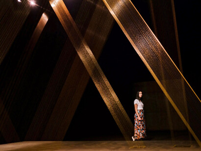 Fotografia do interior da galeria de Lygia Pape e a possibilidade de visitar a obra Ttéia 1C