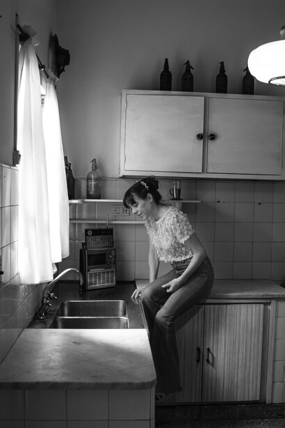 Las imágenes y las palabras sugieren que el verdadero hogar no es un lugar fijo, sino una conquista interna que se descubre en el viaje personal