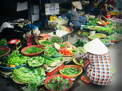 Gente vendiendo verduras en un mercado en Hoi An, Quảng Nam, Vietnam