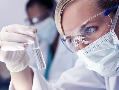 Feita a pesquisa e o investimento básico, o desenvolvimento de uma nova droga ou remédio é entregue para algum laboratório