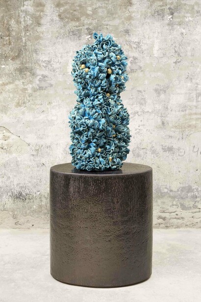 Johan Creten, "Odore di Femmina - New York Beauty 2", 2014-2015, Blue glazed stoneware, gold luster, ceramic base, Sculpture: 80 x 36 x 33 cm / 31 1/2 x 14 3/16 x 13 inches, Oval base: 75 x 69 x 44 cm / 29 17/32 x 27 5/32 x 17 5/16 inches © Johan Creten / ADAGP, Paris & ARS, New York 2015, Courtesy Galerie Perrotin