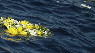 La corona di fiori gettata nel mare di Lampedusa in ricordo dei migranti morti da Papa Francesco