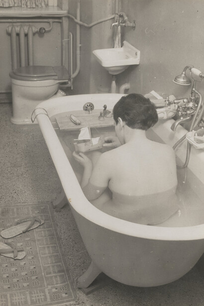 Ringl + Pit. Ringl in Tub. 1931. Gelatin silver print. 8 7/8 x 6 1/8″ (22.6 x 15.5 cm). Latin American and Caribbean Fund. © 2014 Galería Jorge Mara-La Ruche