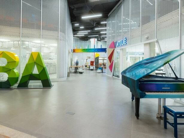 Entrada do campus Cidade Jardim da Belas Artes, instalado dentro do shopping Cidade Jardim, em São Paulo. O projeto simboliza a estratégia da instituição de aproximar ensino, economia criativa e mercado de luxo, reforçando um posicionamento que combina tradição acadêmica com inovação e experiências voltadas às novas demandas profissionais