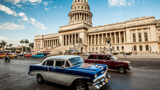 Antiguos coches americanos ante el Capitolio de La Habana, Cuba