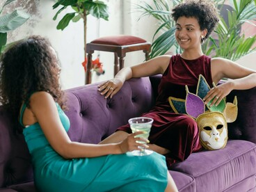 Ao contrário da escuta passiva, onde ouvimos por ouvir — muitas vezes já formulando nossa resposta antes mesmo do outro terminar —, a escuta ativa implica estar inteiro na conversa. É uma escuta com o corpo, com o coração e com a mente