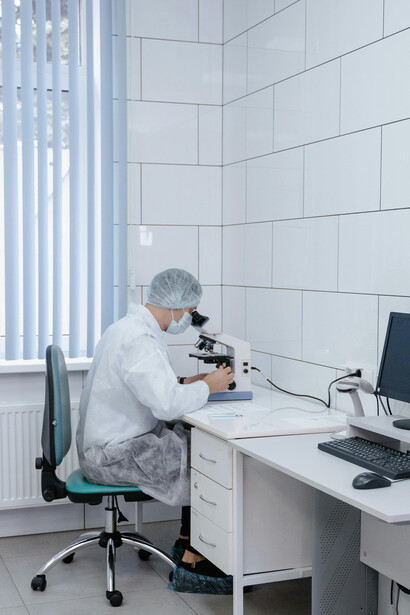 Investigador trabajando. A base de sus estudios, el Dr. Sherrington sembró las bases del “sistema propioceptivo”