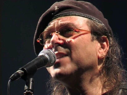 “Svegliati però” segna il ritorno discografico di Tony, coadiuvato da grandi autori che hanno firmato i testi delle sue musiche: Carla Vistarini, Mario Castelnuovo, Luigi Lopez