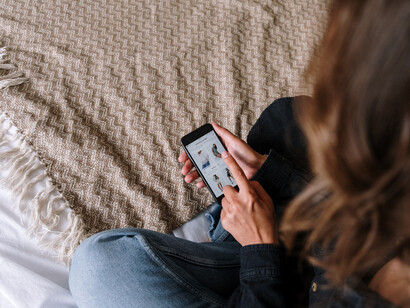 Um clique e a roupa que faz parte de uma reutilização ditada pela moda pode não chegar a tempo de já existir uma outra peça de desejo