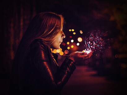 Mujer sopla sobre sus manos para esparcir luz en la oscuridad. No hay límite real entre magia y religión, sino una frontera alucinatoria que cada uno coloca a su distancia espiritual del dios