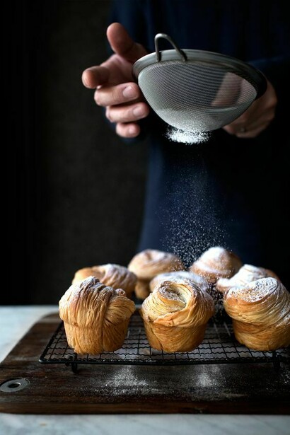 Ein Abstauben von Puderzucker