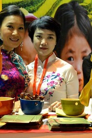 Trabajadores en uno de los expositores de Fitur