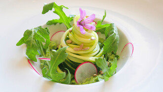 Spaghetti di zucchine con pesto di rucola e foglie di sedano