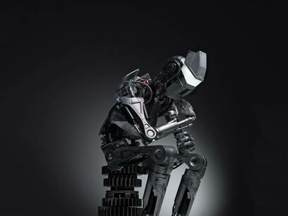 La sociedad vive un momento crucial en el que, parafraseando a Kavafis, espera el advenimiento definitivo de los robots