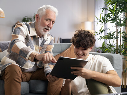 El papel de los abuelos ha sido siempre, mostrar el mundo o parte del mundo a las nuevas generaciones y trasmitir las experiencias vividas 