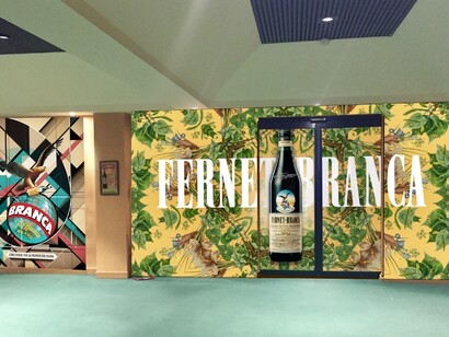 Allestimento della mostra Manifesti poetici al Caffé Cucchi di Milano