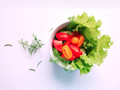 Plato de ensalada. La comida variada nos ayuda a mejorar la salud